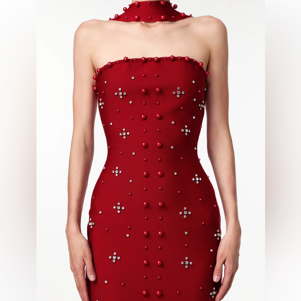 Chic Strapless Wine Dress with Pearl Accents - Picture 2 of 4